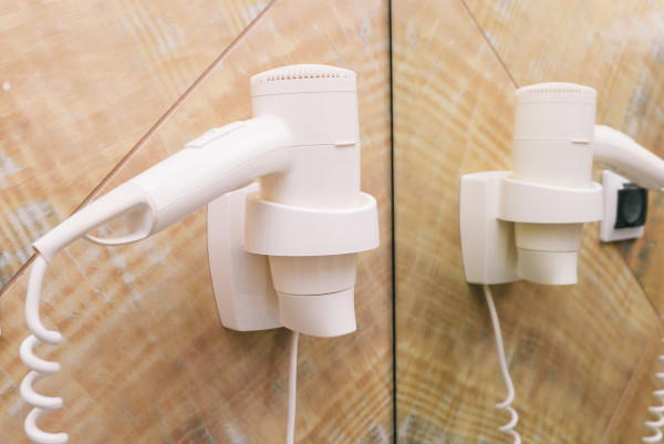 酒店風筒按壓式設計有何用處？網友抱怨「按到手軟」引共鳴！背後藏1貼心原因 