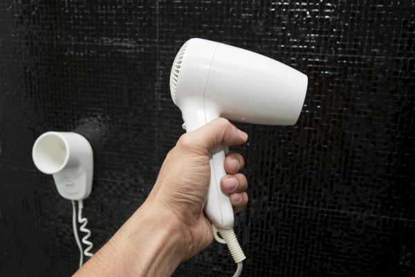 酒店風筒按壓式設計有何用處？網友抱怨「按到手軟」引共鳴！背後藏1貼心原因 