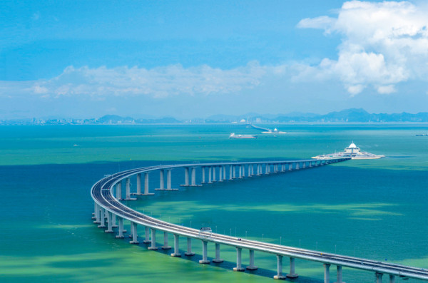 大家亦可申請「港車北上」,自駕經港珠澳大橋前往珠海橫琴創新方。(圖片來源:政制及內地事務局) 大家亦可申請「港車北上」,自駕經港珠澳大橋前往珠海橫琴創新方。(圖片來源:政制及內地事務局)