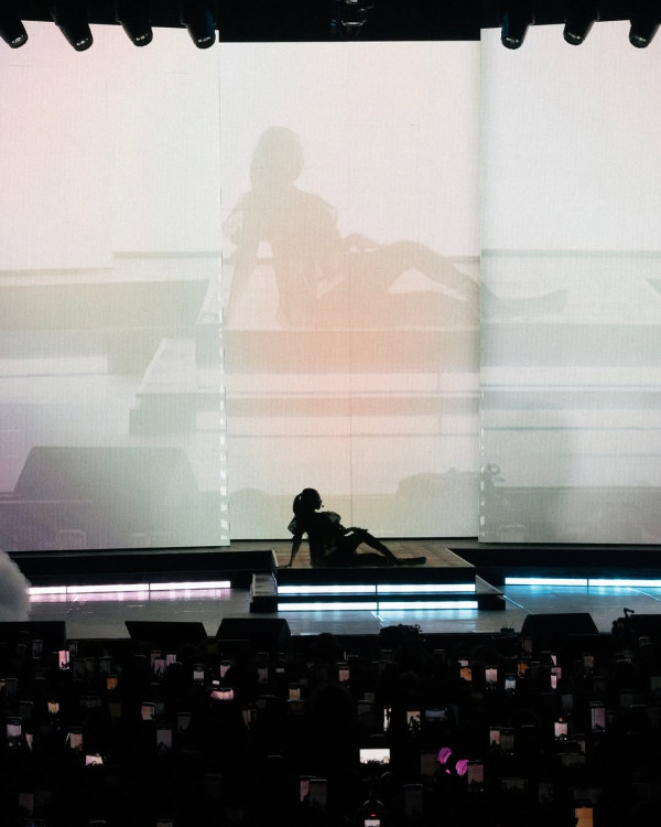 網友睇Jennie演唱會後座遇金智媛！超近距離生圖！1舉動極親民！ 