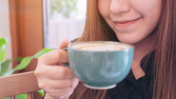 25歲女彎腰即骨折！經診斷患中度骨質疏鬆症 醫生推測全因1習慣導致