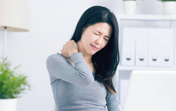 25歲女彎腰即骨折！經診斷患中度骨質疏鬆症 醫生推測全因1習慣導致