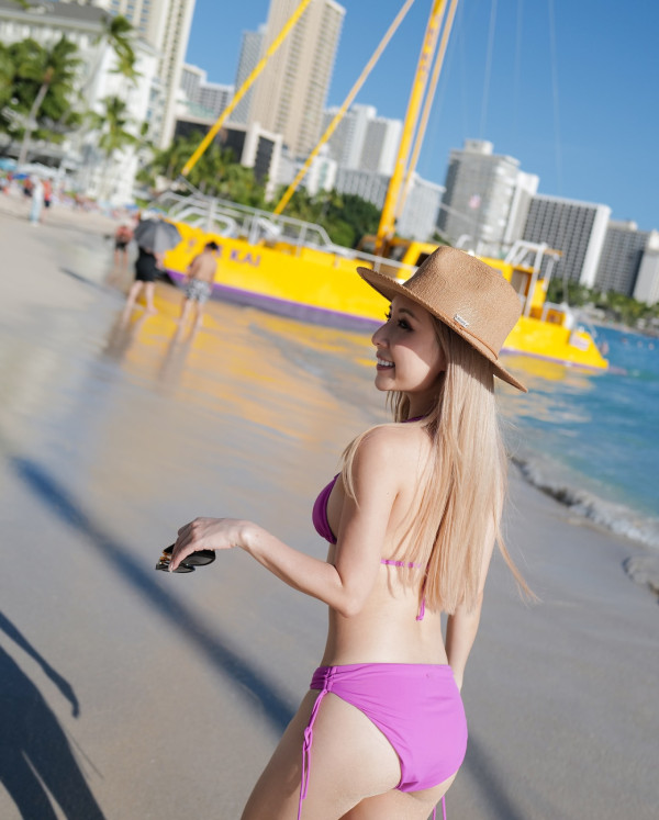 36歲TVB離巢女星譚嘉儀暢遊夏威夷 晒桃紅色泳衣美照 火辣身材震驚網民：好Sharp好正 