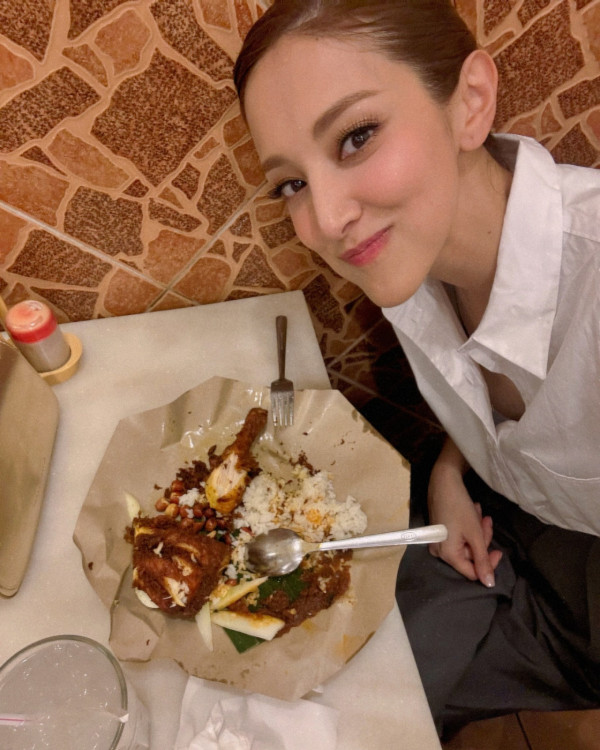 陳凱琳夫妻馬來西亞合體放閃 著全身透視晚裝 鄭嘉穎化身跟得老公 