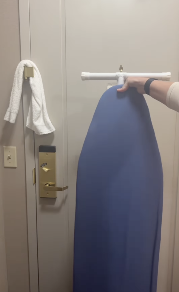 不止偷拍鏡頭！網民盤點酒店恐怖伏位︰「這門鎖」隨時被開門用衣架自保 