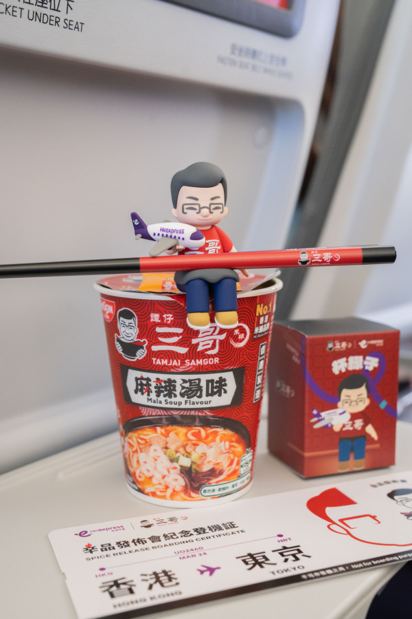 譚仔三哥聯乘香港快運航空！新推麻辣味杯麵！全線航班開售 