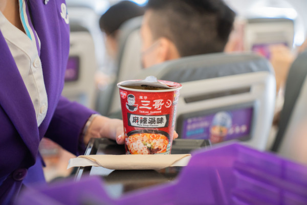 譚仔三哥聯乘香港快運航空！新推麻辣味杯麵！全線航班開售 