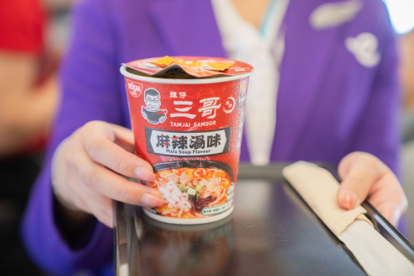 譚仔三哥聯乘香港快運航空！新推麻辣味杯麵！全線航班開售 
