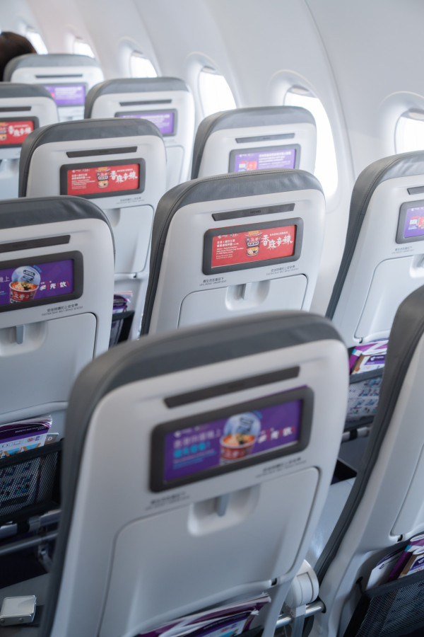 譚仔三哥聯乘香港快運航空！新推麻辣味杯麵！全線航班開售 