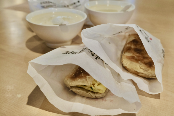 台北早餐豆漿店10間推薦！人氣阜杭豆漿＋脆皮蛋餅＋15cm爆餡饅頭 