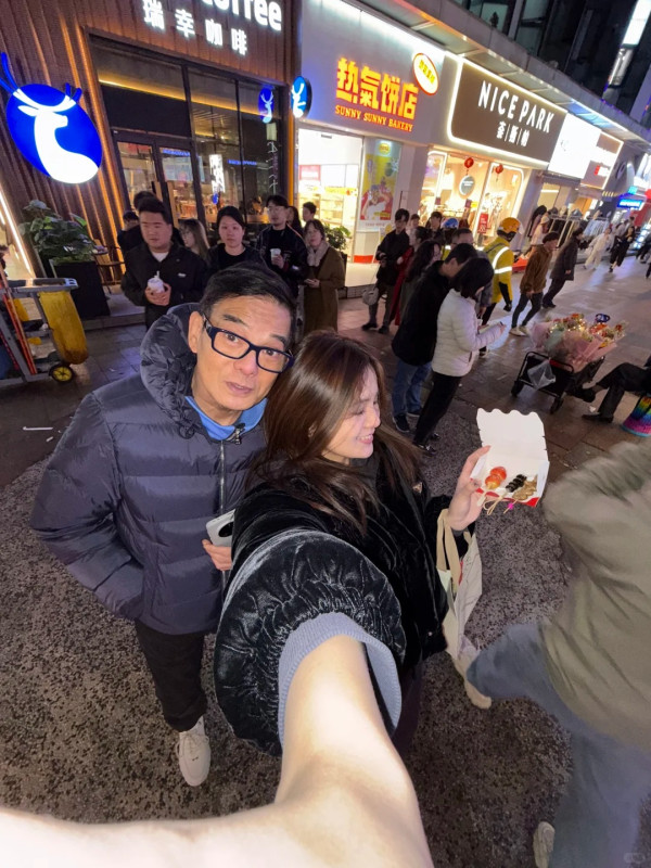 TVB綠葉王李國麟攜女逛福州美食街 仙氣長髮撞樣蔡卓妍 透露進軍演藝界