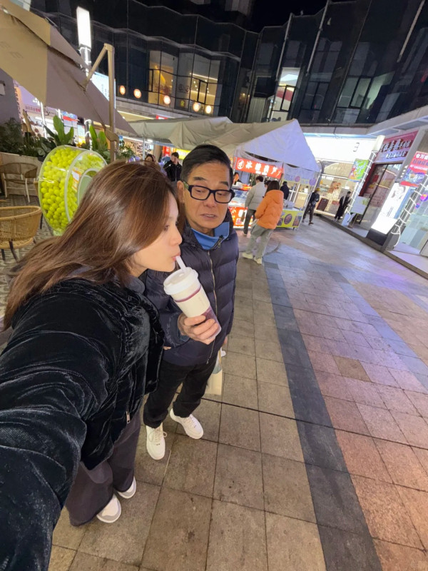 TVB綠葉王李國麟攜女逛福州美食街 仙氣長髮撞樣蔡卓妍 透露進軍演藝界