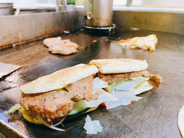 台北早餐豆漿店10間推薦！人氣阜杭豆漿＋脆皮蛋餅＋15cm爆餡饅頭 