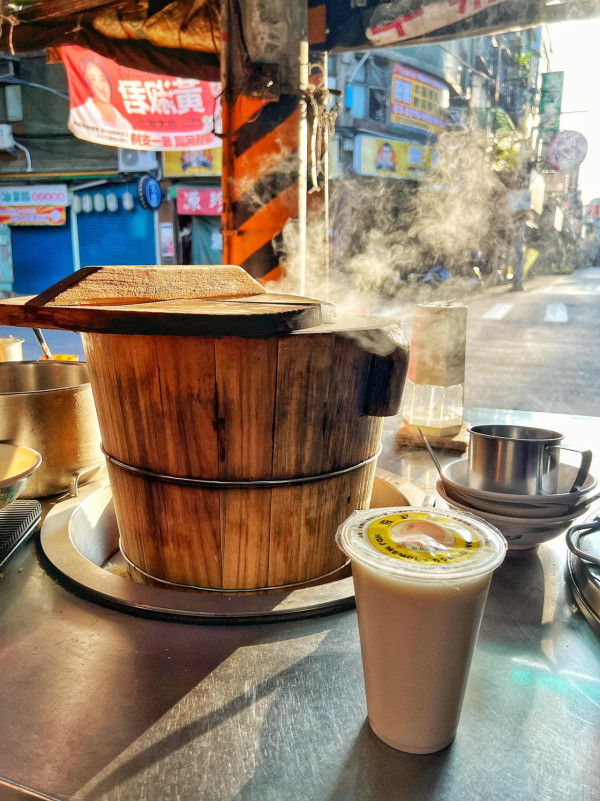 台北早餐豆漿店10間推薦！人氣阜杭豆漿＋脆皮蛋餅＋15cm爆餡饅頭 