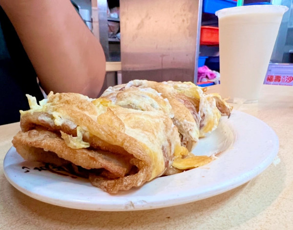 台北早餐豆漿店10間推薦！人氣阜杭豆漿＋脆皮蛋餅＋15cm爆餡饅頭 