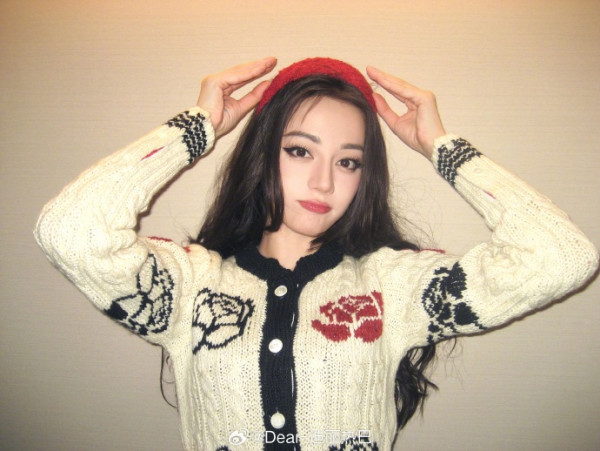 樂壇天后容祖兒「轉行」做空姐?「分身」航班工作相被瘋傳 網友:側面睇九成似