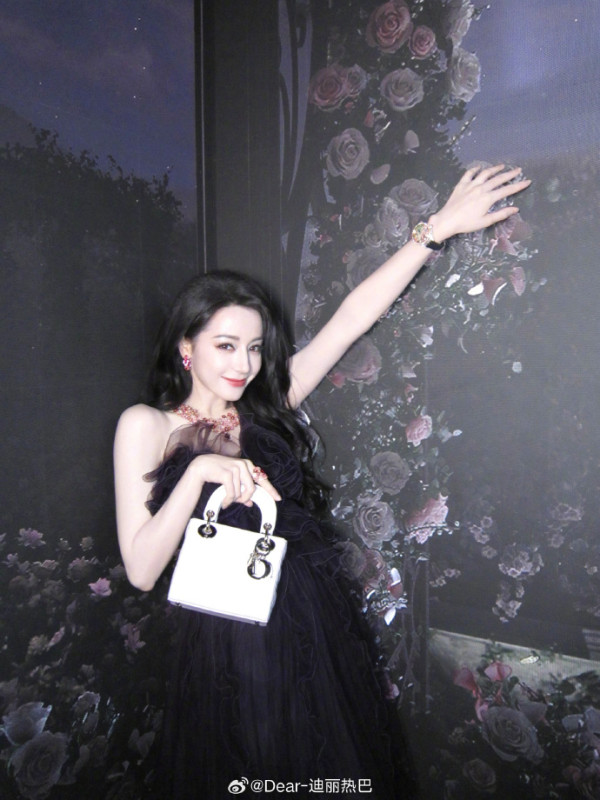 樂壇天后容祖兒「轉行」做空姐?「分身」航班工作相被瘋傳 網友:側面睇九成似