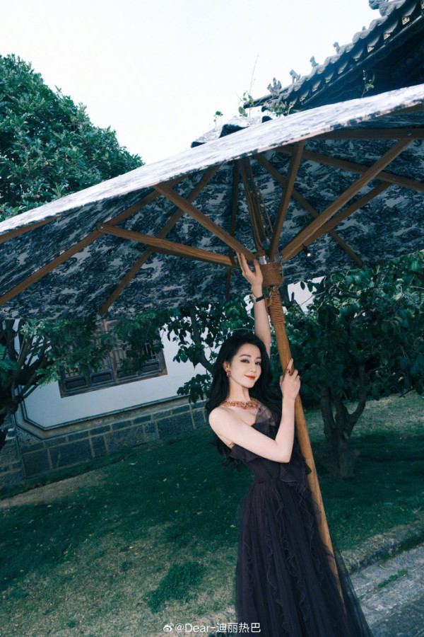 樂壇天后容祖兒「轉行」做空姐?「分身」航班工作相被瘋傳 網友:側面睇九成似