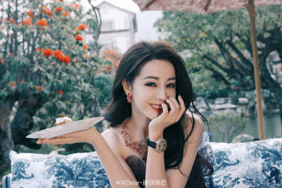 樂壇天后容祖兒「轉行」做空姐?「分身」航班工作相被瘋傳 網友:側面睇九成似