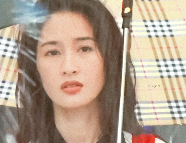 關詠荷孖老公情侶裝被野生捕獲！60歲零醫美狀態驚人 證明張家輝無講錯