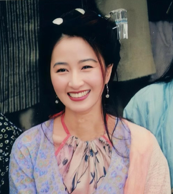 關詠荷罕有現身兌現20年前粉絲約定 淡出多年凍齡狀態驚艷全場