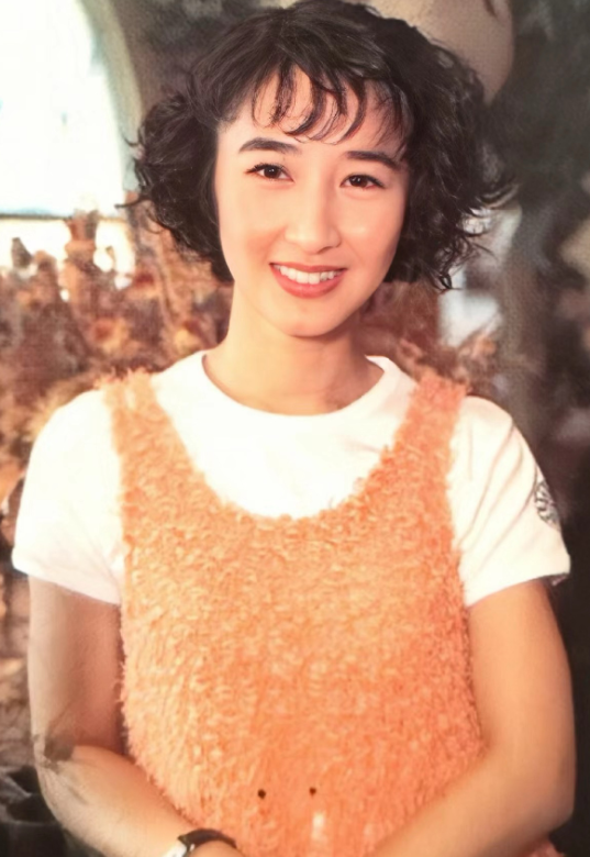 關詠荷孖老公情侶裝被野生捕獲！60歲零醫美狀態驚人 證明張家輝無講錯