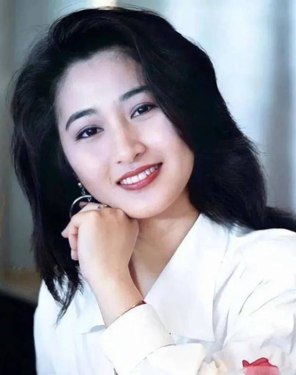 關詠荷孖老公情侶裝被野生捕獲！60歲零醫美狀態驚人 證明張家輝無講錯