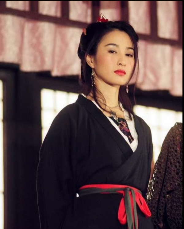 關詠荷孖老公情侶裝被野生捕獲！60歲零醫美狀態驚人 證明張家輝無講錯