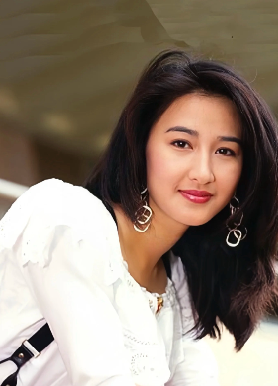 關詠荷罕有現身兌現20年前粉絲約定 淡出多年凍齡狀態驚艷全場