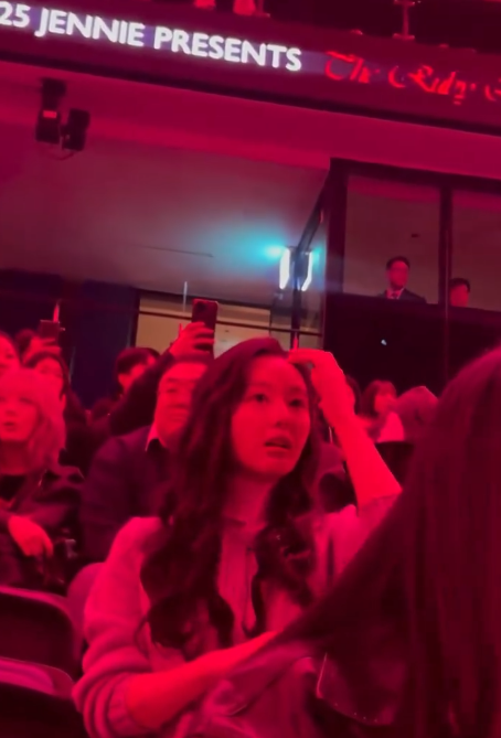 網友睇Jennie演唱會後座遇金智媛！超近距離生圖！1舉動極親民！ 
