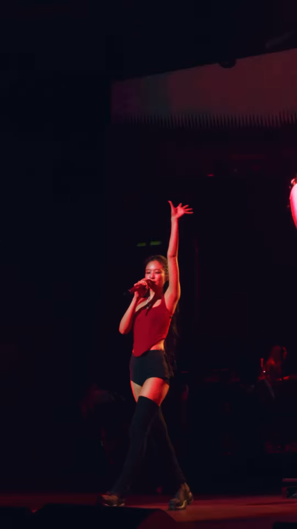 網友睇Jennie演唱會後座遇金智媛！超近距離生圖！1舉動極親民！ 