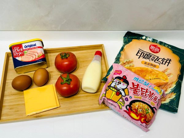 創意層層疊手抓餅三文治！酥脆外層+鹹香午餐肉+秘密武器火雞麵？！