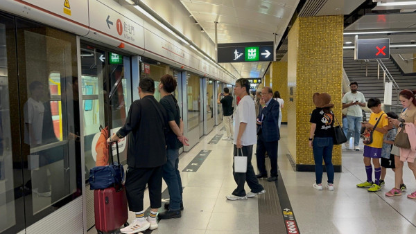 小紅書女激讚港人搭地鐵1自律習慣:被高素質所打動!尊重他人又文明!