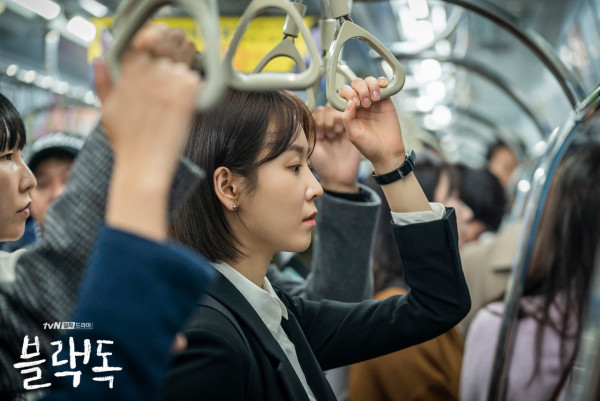 小紅書女激讚港人搭地鐵1自律習慣:被高素質所打動!尊重他人又文明!