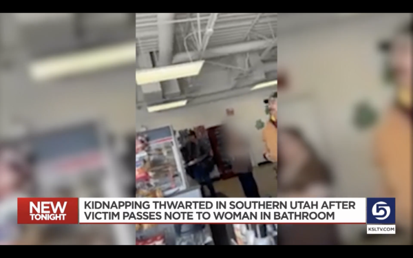 去廁所收陌生人求救字條稱被綁架 勇敢女生獨自駕車救人 結局如電影驚險 