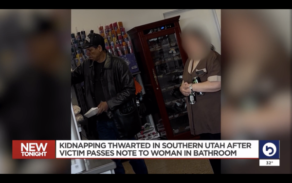 去廁所收陌生人求救字條稱被綁架 勇敢女生獨自駕車救人 結局如電影驚險 