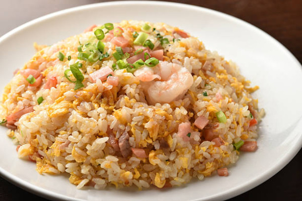 中年漢用隔夜飯炒飯致食物中毒！器官衰竭嚴重休克入ICU險死／醫生：4食物切忌過夜