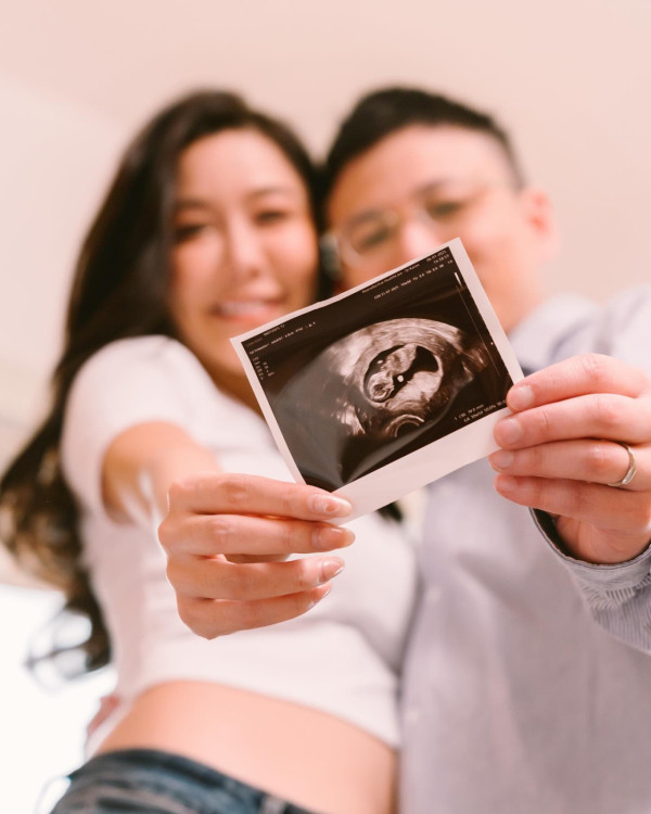 石修新抱林佑蔚遊布吉大晒火辣美照 曾為有線主播 已生一胎作風依然大膽