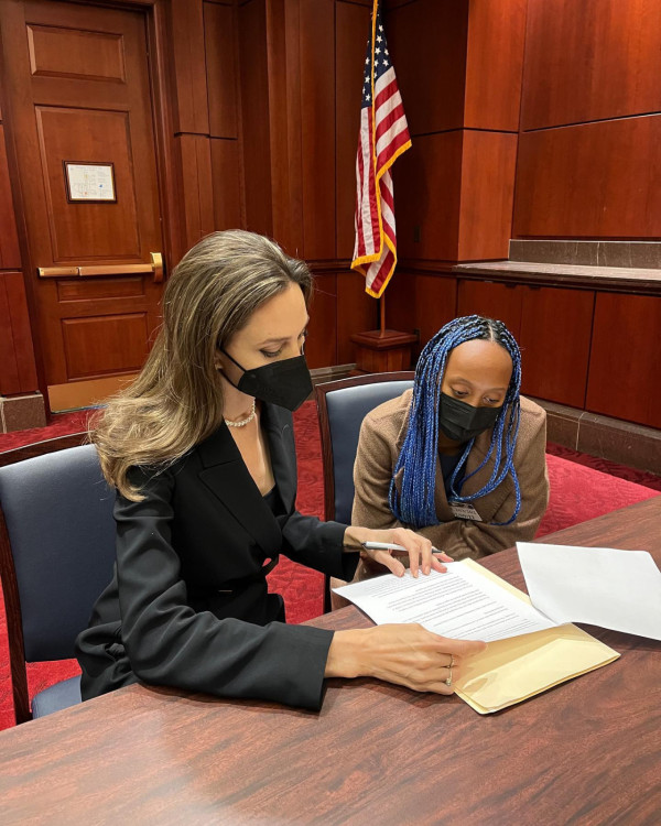 雙子座女生10大性格特質、愛情攻略、優缺點深度解析(圖片來源:angelinajolie@Instagram)