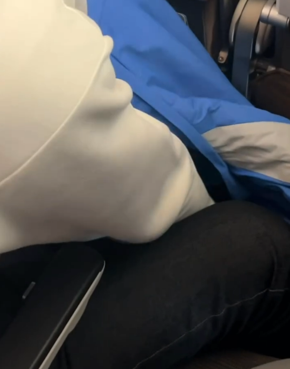 貪心夫妻搭飛機1招勁熟手偷毛毯 遭全程拍攝 網民留言:污糟到唔想用