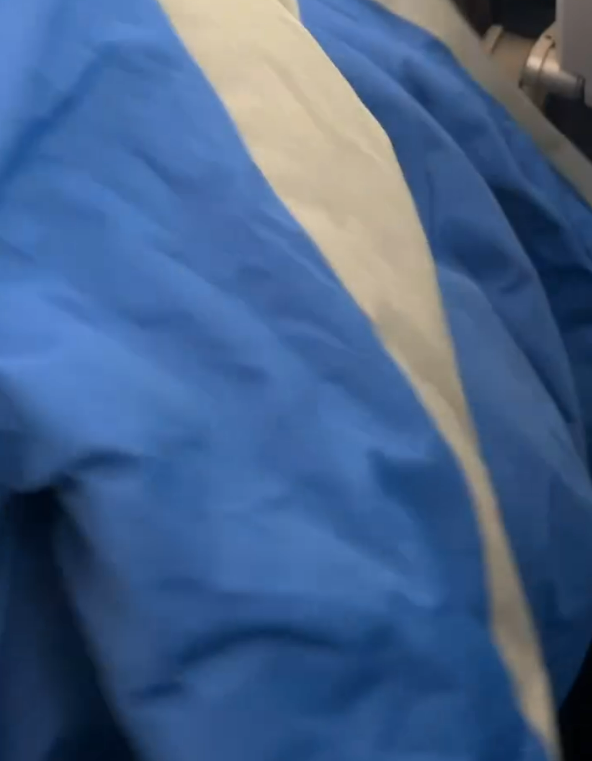 貪心夫妻搭飛機1招勁熟手偷毛毯 遭全程拍攝 網民留言:污糟到唔想用