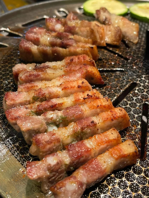 北村韓食·活烤鰻魚·大片烤肉(圖片來源:小紅書@smallkiki) 北村韓食·活烤鰻魚·大片烤肉(圖片來源:小紅書@smallkiki)