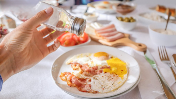 高鈉食物3款不鹹吃過量易傷腎1款在早餐常吃！身體高鈉反應醫生教3招排鈉