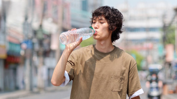 高鈉食物3款不鹹吃過量易傷腎1款在早餐常吃！身體高鈉反應醫生教3招排鈉
