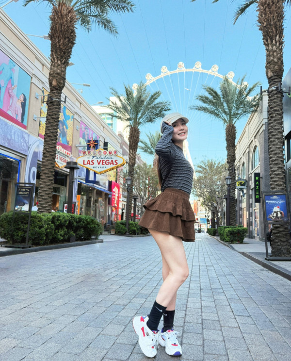 李蘊認離婚後飛拉斯維加斯旅行 33歲保養得宜曬長腿:多出去看看