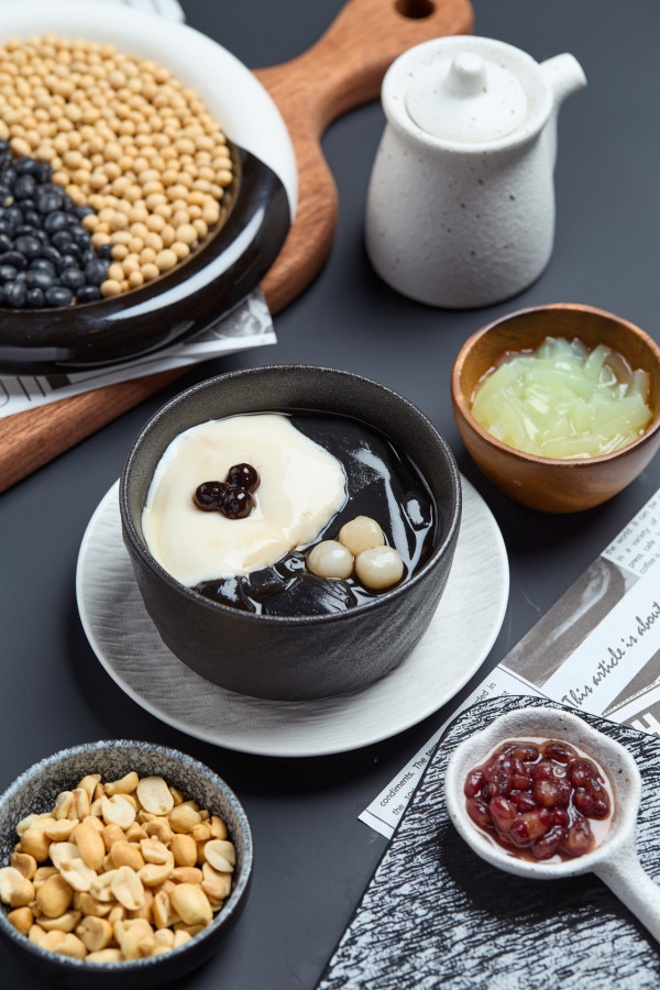 牛大人X百福全新限定「黑白盛宴」  黑金蒜皇土雞鍋×雪白御鮮豆腐鍋