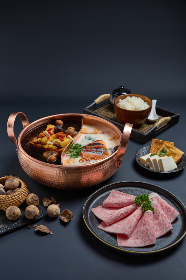 牛大人X百福全新限定「黑白盛宴」  黑金蒜皇土雞鍋×雪白御鮮豆腐鍋