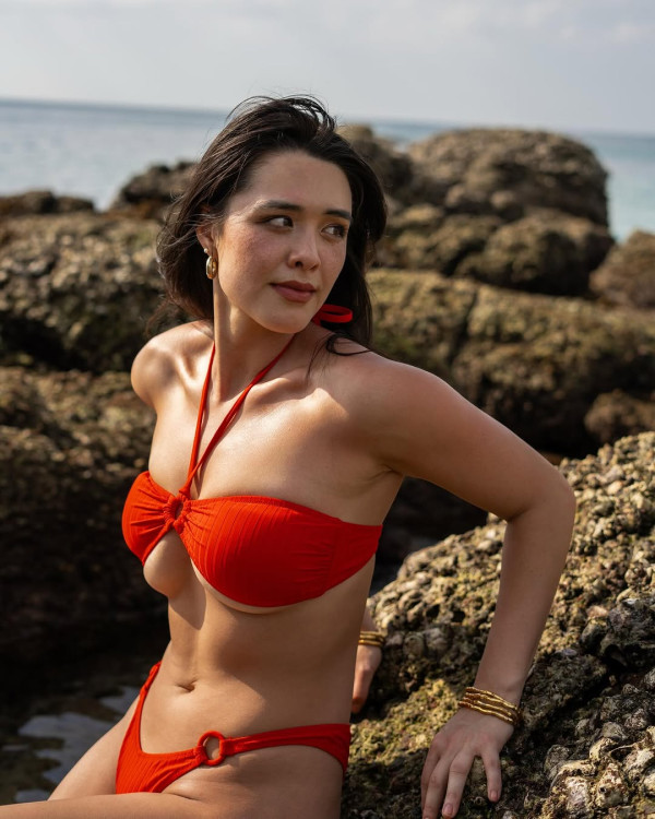 鍾麗緹一門四美母女激罕性感大解放！細女身材比例完美逆襲靚過兩位家姐