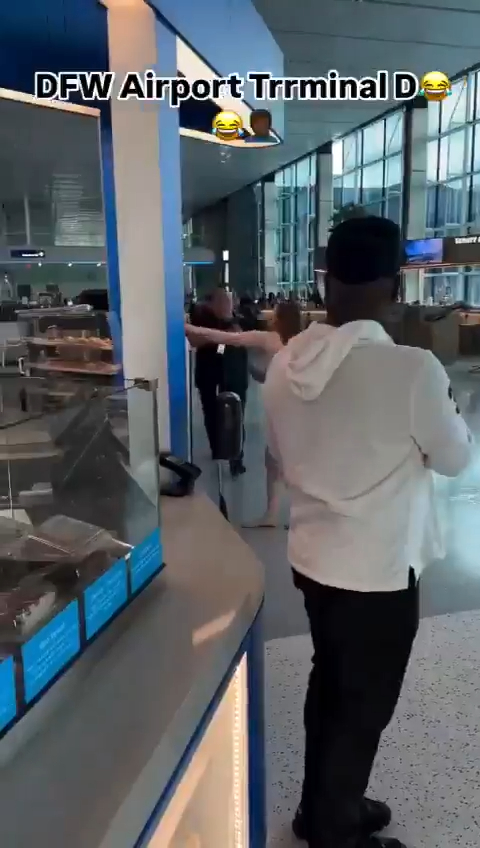 裸女大鬧美國機場刺傷他人 自稱迪士尼公主 背後原因惹心酸 