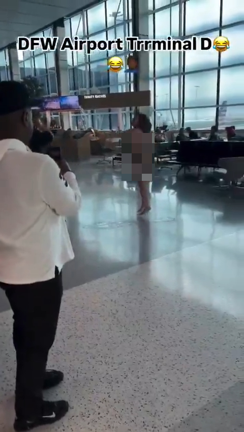 裸女大鬧美國機場刺傷他人 自稱迪士尼公主 背後原因惹心酸 